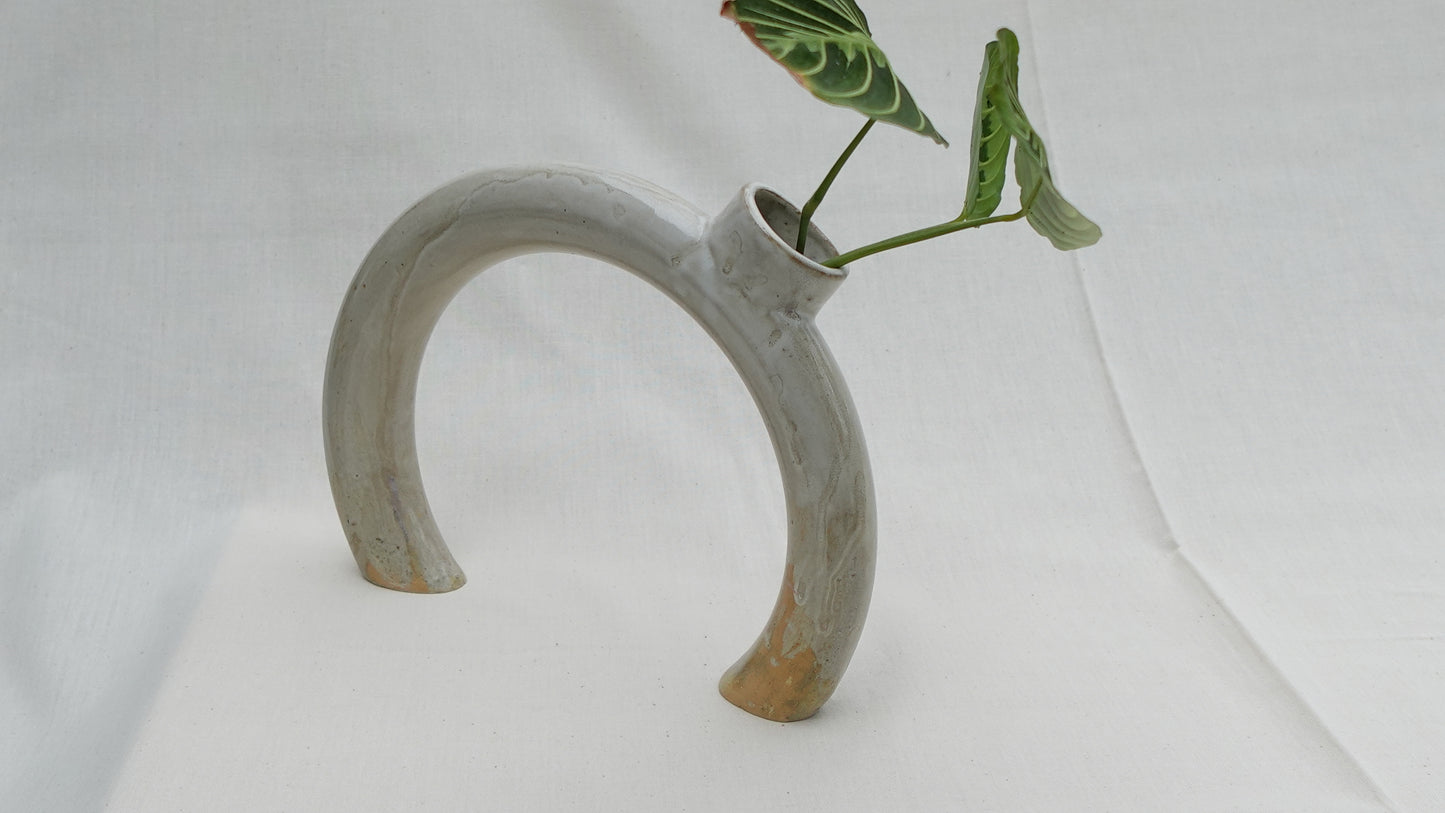 Modern Donut Vase – Handmade Ceramic Arch Vase for Fresh or Dried Flowers & Propagation